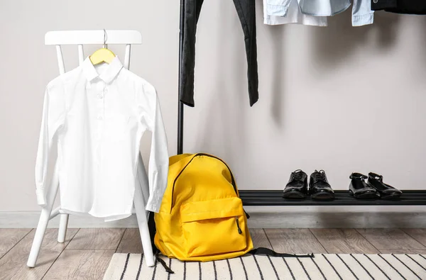 Cadeira Com Camisa Escola Mochila Sapatos Perto Parede Leve — Fotografia de Stock