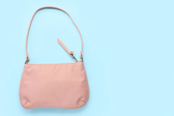 Stilvolle Handtasche Auf Blauem Hintergrund — Stockfoto