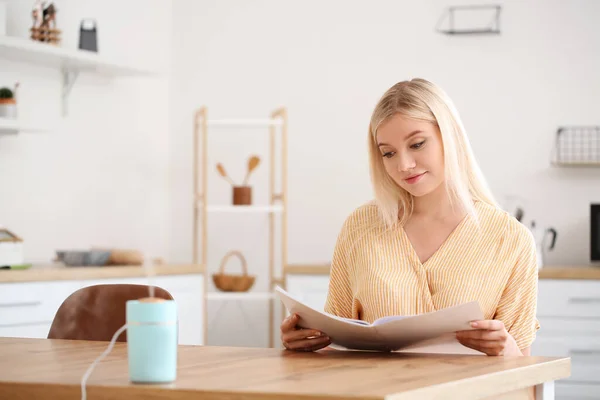 Woman Modern Humidifier Sitting Table Kitchen — Stock Photo, Image