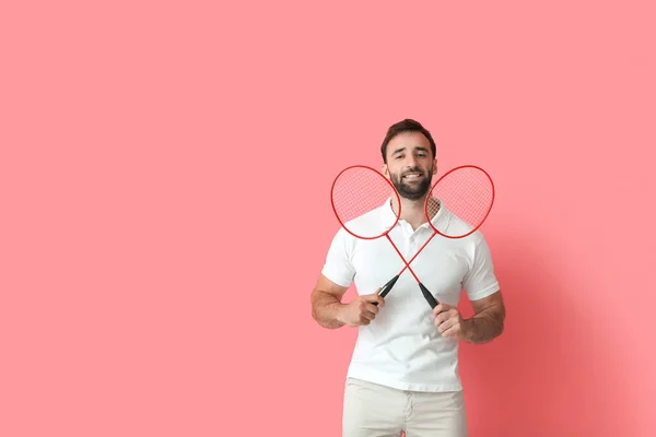 Sportlicher Männlicher Badmintonspieler Auf Farbigem Hintergrund — Stockfoto