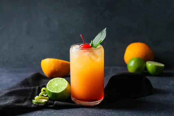 Ein Glas Leckerer Sommercocktail Auf Dunklem Hintergrund — Stockfoto