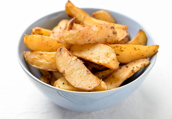 Schaal Met Lekkere Gebakken Aardappel Lichte Ondergrond — Stockfoto