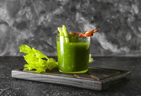 Segelas Darah Mary Cocktail Dihias Dengan Daging Latar Belakang Gelap — Stok Foto