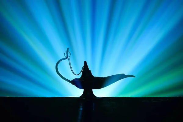 Φανός Aladdin Των Επιθυμιών Στο Τραπέζι — Φωτογραφία Αρχείου