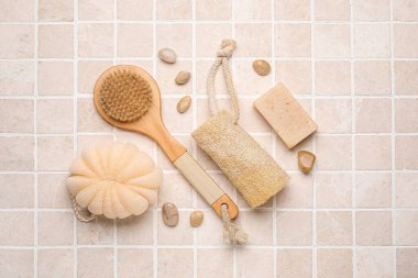 Açık fayans zemin üzerinde vücut fırçası ve banyo malzemeleri ile kompozisyon