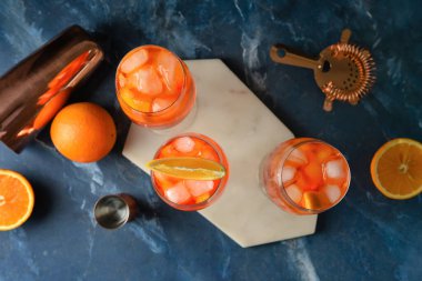 Renkli arkaplanda lezzetli aperol spreyli kompozisyon