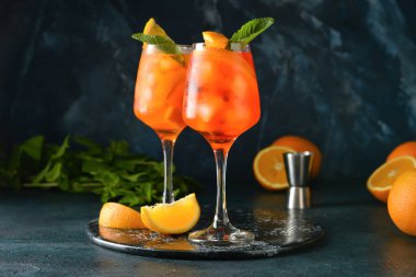 Koyu arkaplanda lezzetli aperol spreyli kokteyl.