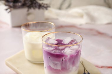 Masada lavantalı taze kokteyller, yakın plan.