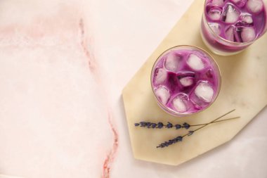 Hafif arka planda lavantalı taze kokteyl bardakları.