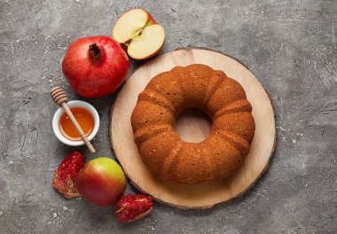 Ballı ekmek, nar ve arkaplanda elmalar. Rosh hashanah (Yahudi Yeni Yılı) kutlaması