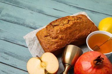 Ballı ekmek, kutsal kadeh, arkaplanda nar ve elmalar. Rosh hashanah (Yahudi Yeni Yılı) kutlaması