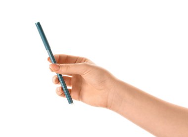 Beyaz arka planda keçeli kalem tutan kadın