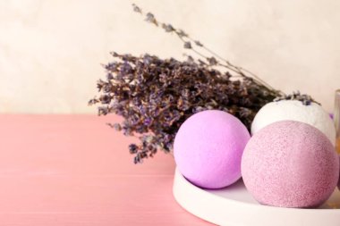 Banyo bombalı tabaklar ve lavanta çiçekleri ahşap masa, yakın plan.