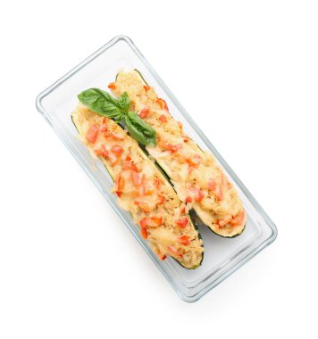 Beyaz arka planda içi kabak dolu kinoalı yemek tabağı.