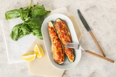 Açık arkaplanda içi kabak dolu et dolu tekneler.