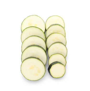 Beyaz arka planda taze kabak kabak dilimleri