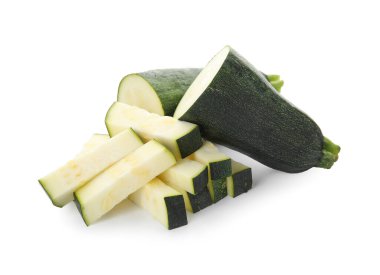 Beyaz arka planda taze kabak parçaları.