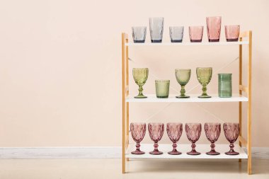 Renk duvarının yanındaki raf ünitesinde boş bardaklar