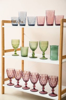 Renk duvarının yanındaki raf ünitesinde boş bardaklar