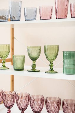 Renk duvarının yanındaki raf ünitesinde boş bardaklar