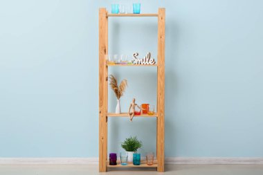 Renk duvarının yanındaki raf ünitesinde boş bardaklar