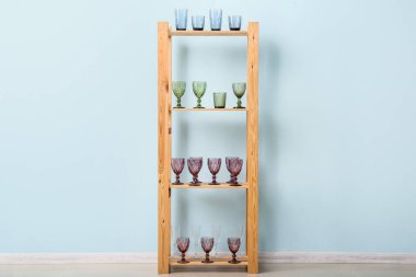 Renk duvarının yanındaki raf ünitesinde boş bardaklar