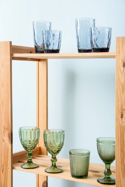 Renk duvarının yanındaki raf ünitesinde boş bardaklar