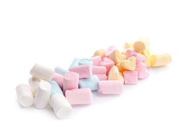 Beyaz arkaplanda renkli şekerlemeler yığını