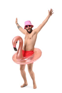 Beyaz arka planda şişirilebilir yüzüğü olan komik bir genç adam.