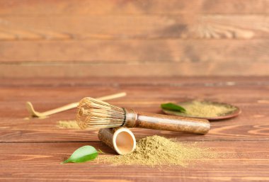 Toz kibrit çayı ve ahşap arka planda şarap.