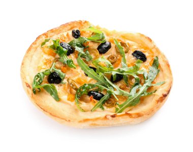Beyaz arka planda lezzetli mini pizza.