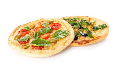 Beyaz arka planda lezzetli mini pizzalar