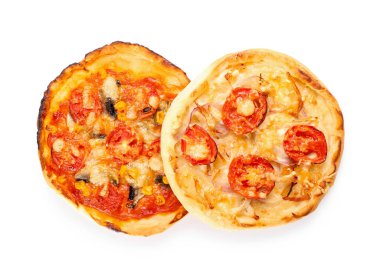 Beyaz arka planda lezzetli mini pizzalar