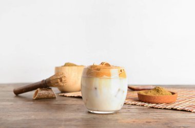 Masada bir bardak lezzetli dalgona hojicha