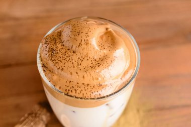 Bir bardak lezzetli dalgona hojicha masada, yakın plan.