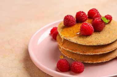 Bal ve böğürtlenli lezzetli gözleme tabağı, yakın plan.