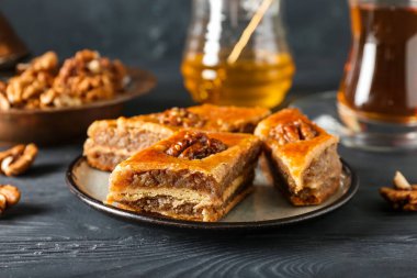 Masada lezzetli baklava tabağı.