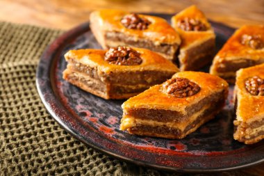 Masada lezzetli baklava tabağı, yakın plan.