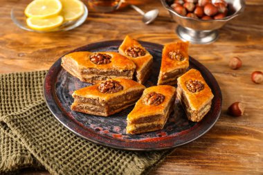 Ahşap arka planda lezzetli baklava tabağı