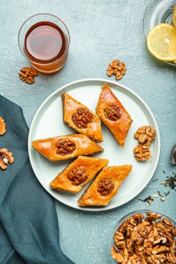 Mavi arka planda lezzetli baklavalı kompozisyon