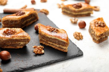 Hafif arkaplanda lezzetli baklava olan tahta, yakın plan