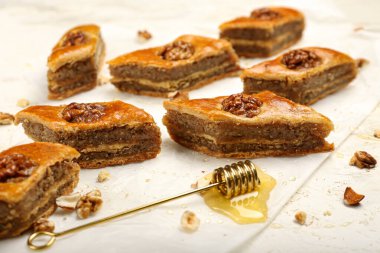 Hafif arkaplanda lezzetli baklava