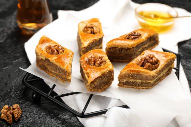 Koyu arkaplanda lezzetli baklava ızgarası
