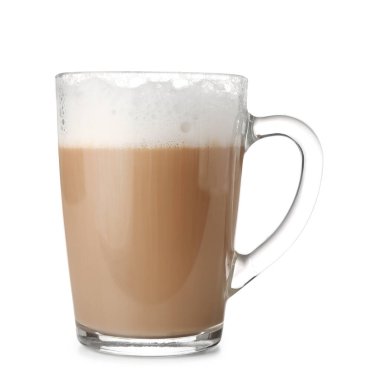 Beyaz arka planda cam bardak bademli latte.