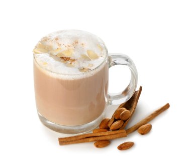 Beyaz arka planda tarçınlı bir bardak lezzetli bademli latte.