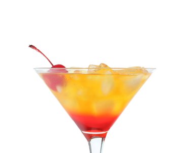 Beyaz arka planda bir bardak lezzetli tekila Sunrise kokteyli