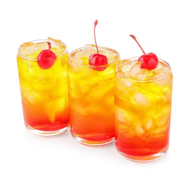 Beyaz arka planda lezzetli tekila kokteylleri.