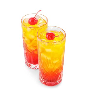 Beyaz arka planda lezzetli tekila kokteylleri.