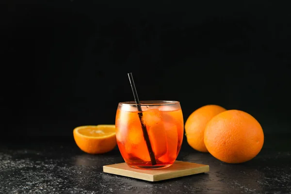 Egy Pohár Ízletes Aperol Spritz Koktél Friss Narancs Sötét Alapon — Stock Fotó