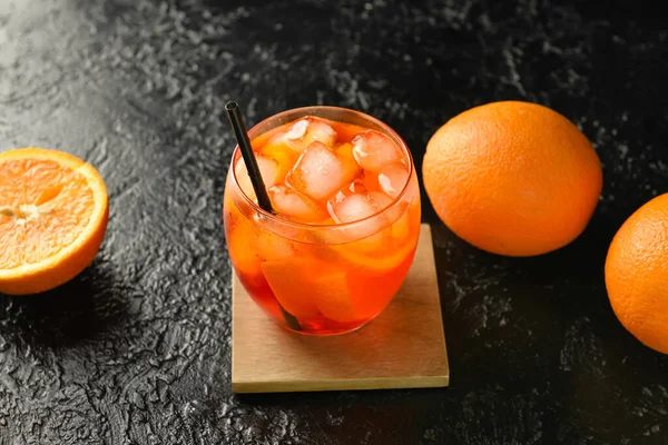 Sklenice Chutné Aperol Spritz Koktejl Čerstvé Pomeranče Tmavém Pozadí — Stock fotografie